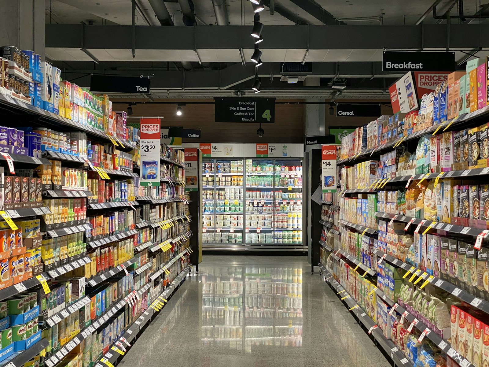 Interior de Supermercado Primavera, San Martín